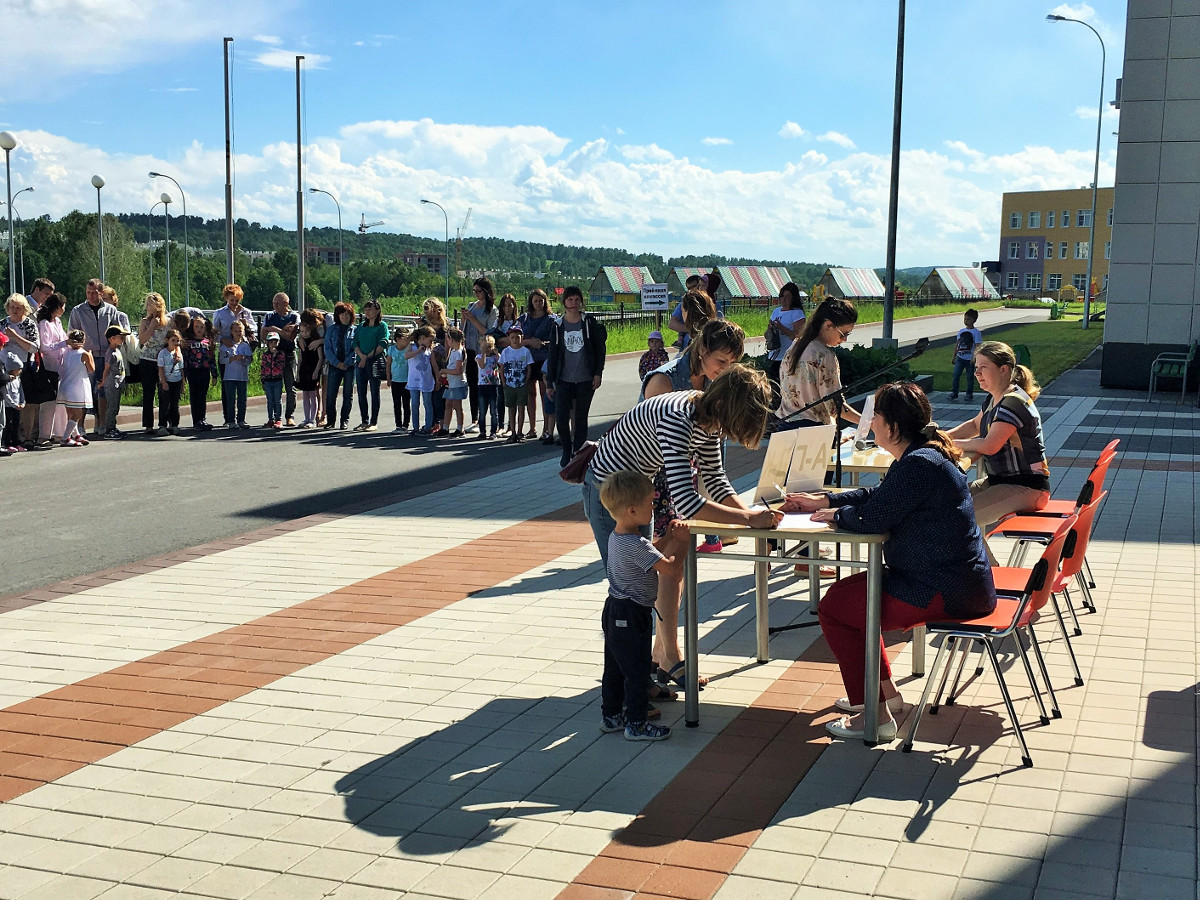 Вручение дневников первоклассникам