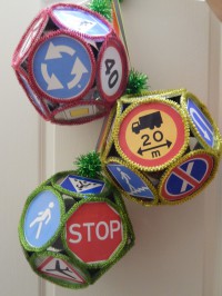 Дорожный знак на новогодней елке